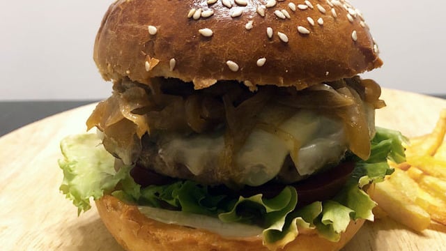Dışarıda Yediklerinizi Aratmayacak: Karamelize Soğanlı Burger
