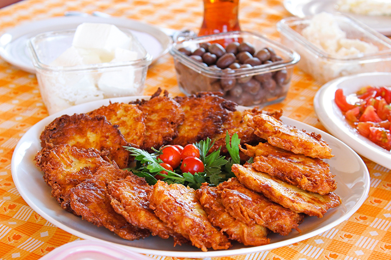En Pratiğinden: Kahvaltılık Patates Mücveri