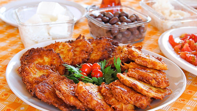 En Pratiğinden: Kahvaltılık Patates Mücveri
