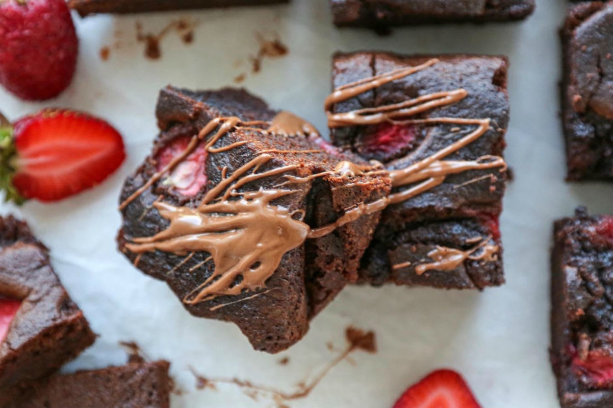 Baharın Müjdecisi: Sütlü Çikolatalı Çilekli Brownie