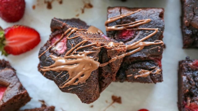 Baharın Müjdecisi: Sütlü Çikolatalı Çilekli Brownie