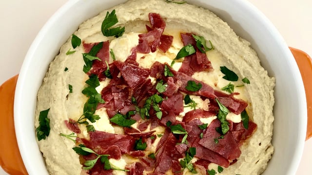 Sofraları Tamamlar: Pastırmalı Humus