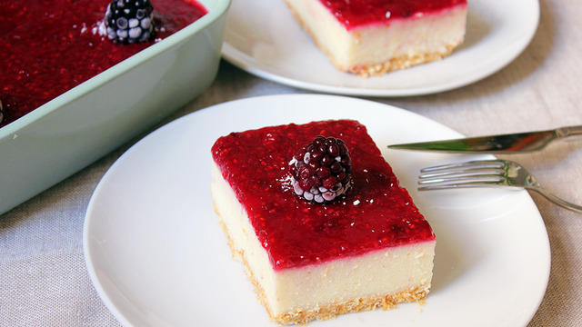 Adeta Cheesecake: Frambuazlı İrmik Tatlısı