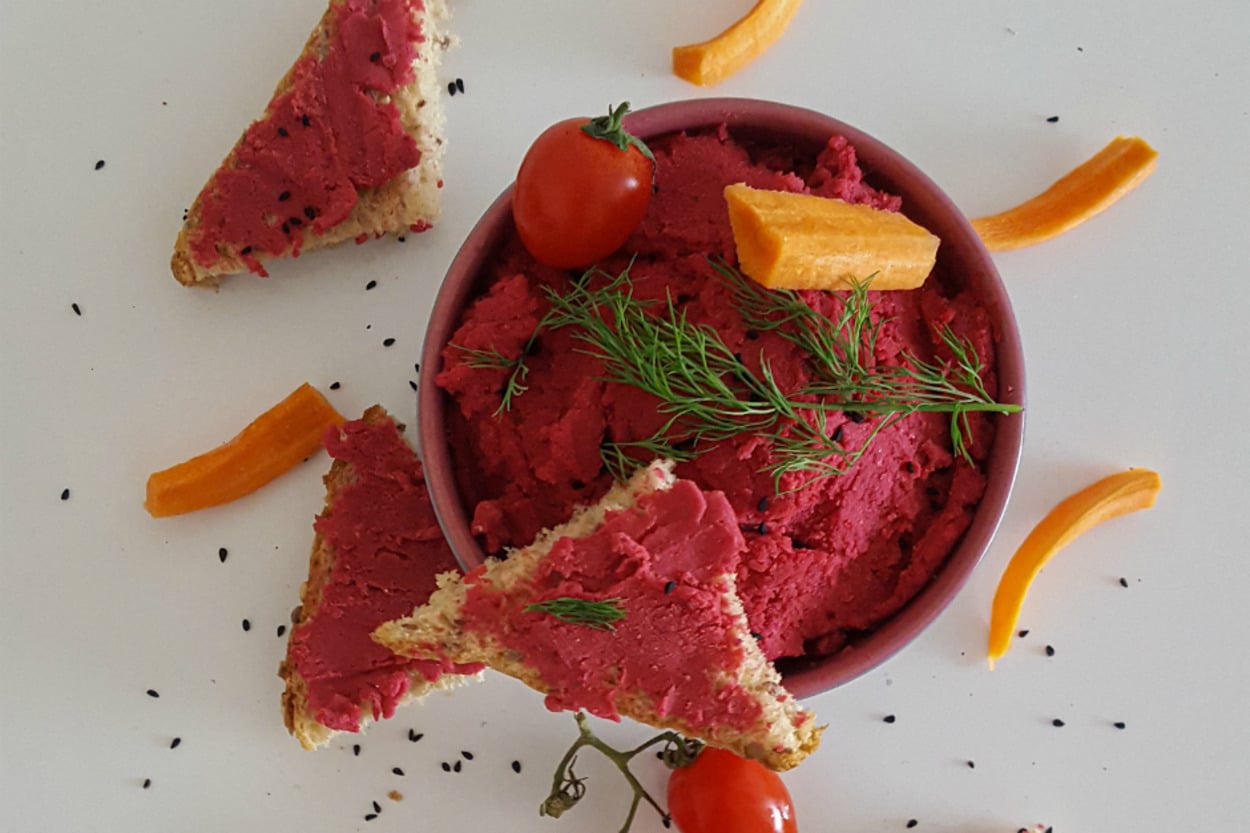 Çok Besleyici: Pancarlı Humus