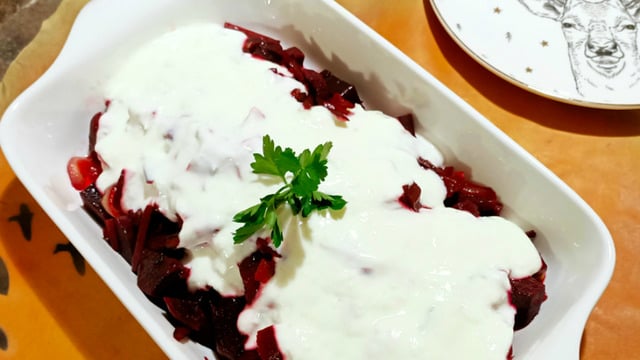 Rengi Büyüler: Yoğurtlu Pancar Kavurması