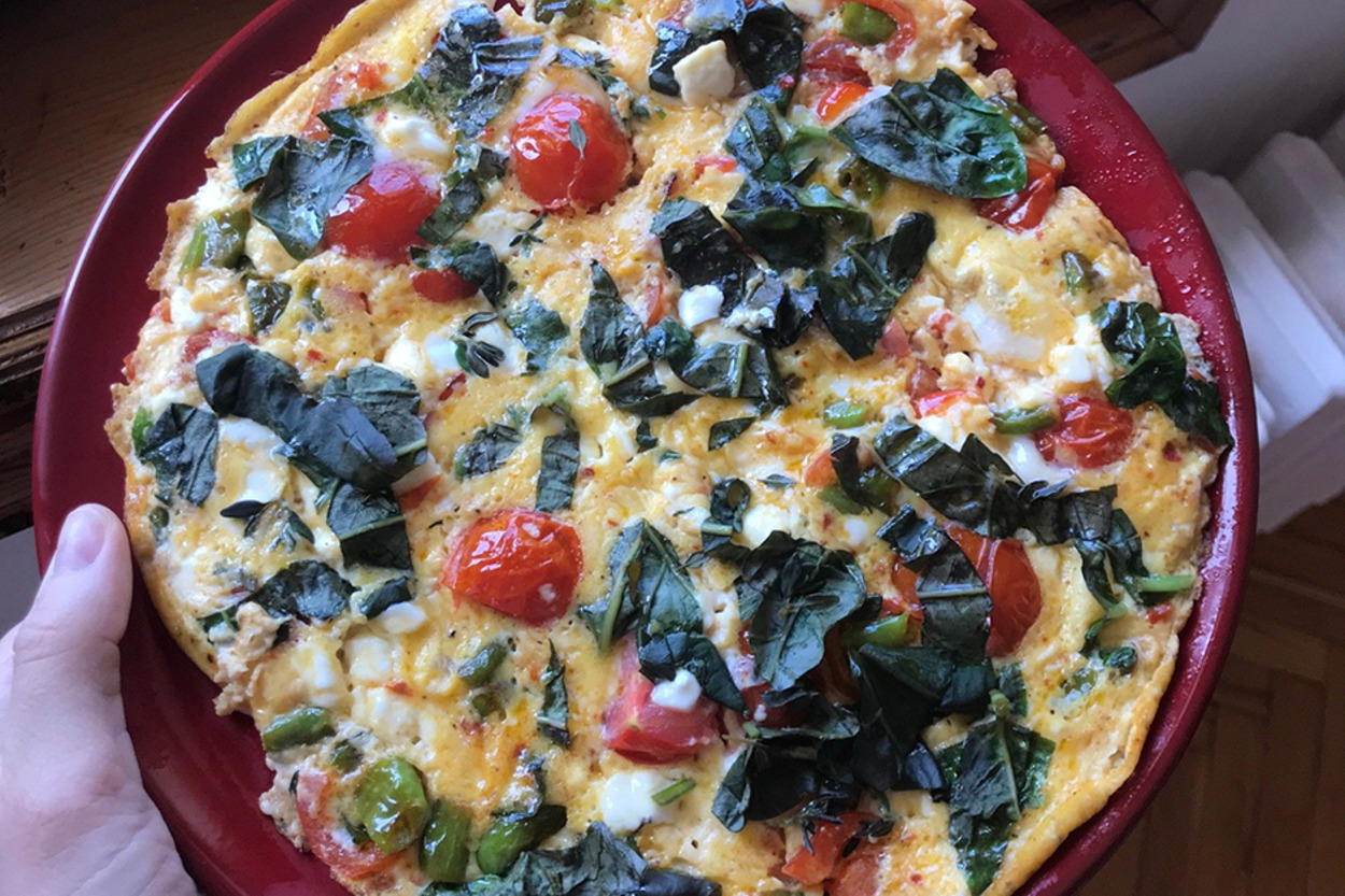 Çok Doyurucu: Fesleğenli Peynirli Bol Malzemeli Omlet