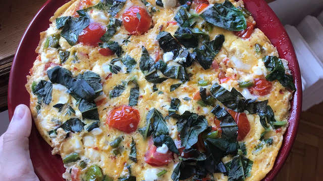 Çok Doyurucu: Fesleğenli Peynirli Bol Malzemeli Omlet