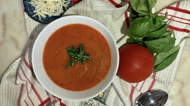Kapya Biberle Taçlanır: Közlenmiş Biberli Domates Çorbası