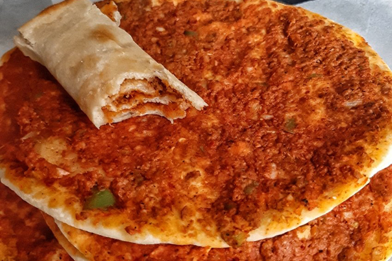 Gönüllerin sahibi: Fırında Lahmacun