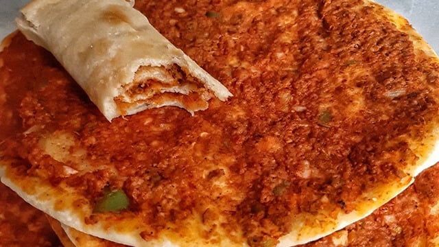 Gönüllerin sahibi: Fırında Lahmacun