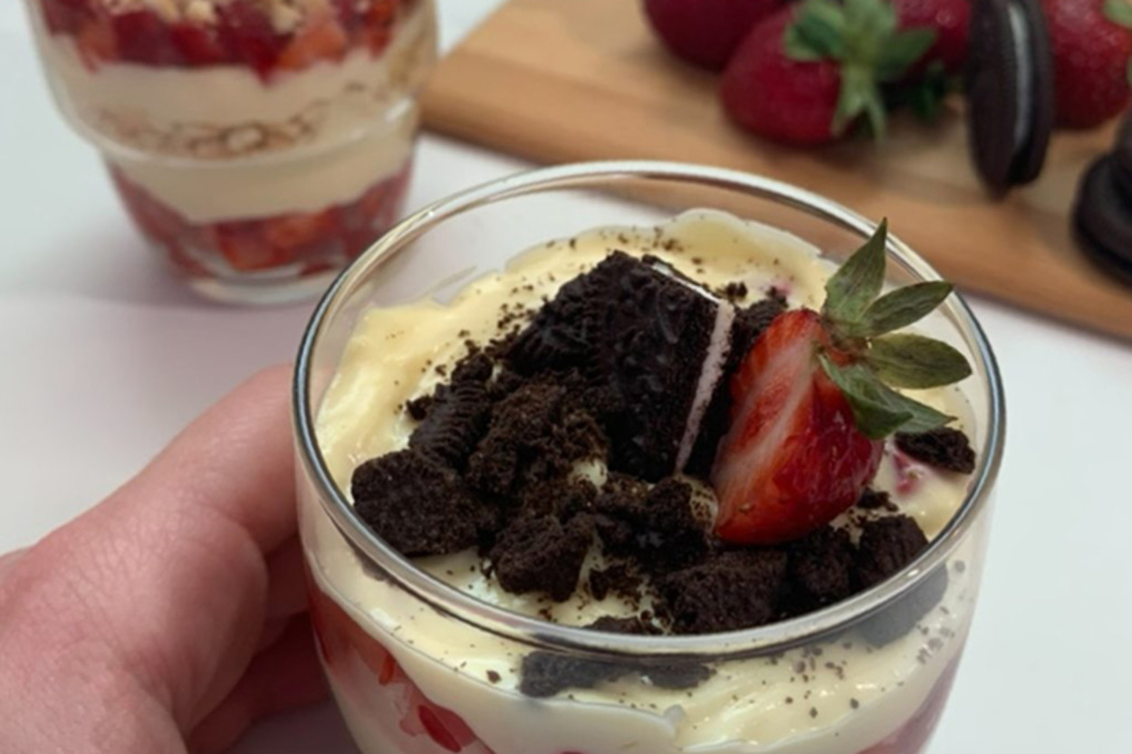 Enfes Kremasıyla: Çilekli Bisküvili Puding