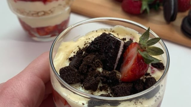 Enfes Kremasıyla: Çilekli Bisküvili Puding