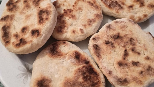 Sadece Dört Malzemeyle: Tam buğdaylı Mini Bazlama