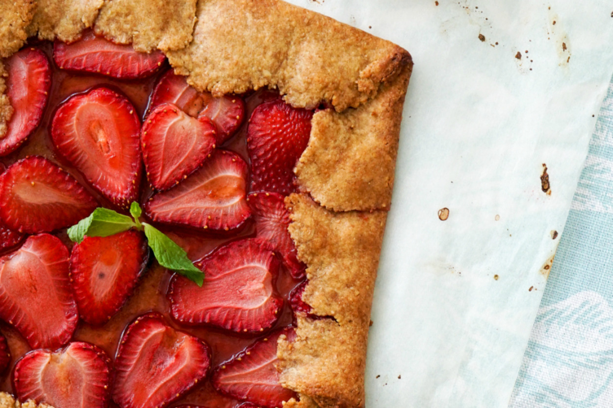 Beyaz Un ve Rafine Şeker Kullanmadan: Fit Çilekli Galette