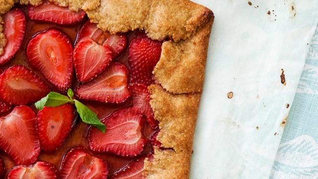 Beyaz Un ve Rafine Şeker Kullanmadan: Fit Çilekli Galette