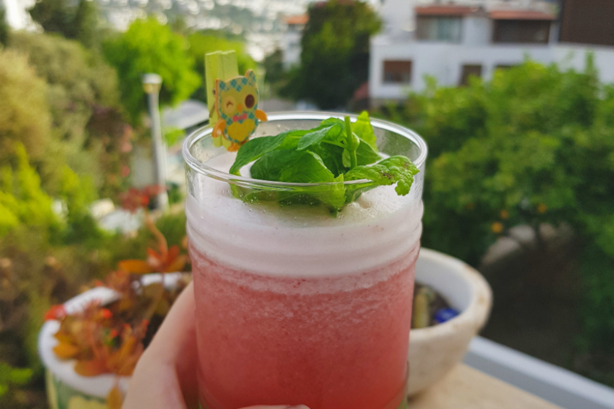 Sağlıkla Ferahlatır: Ananaslı Çilekli Soda
