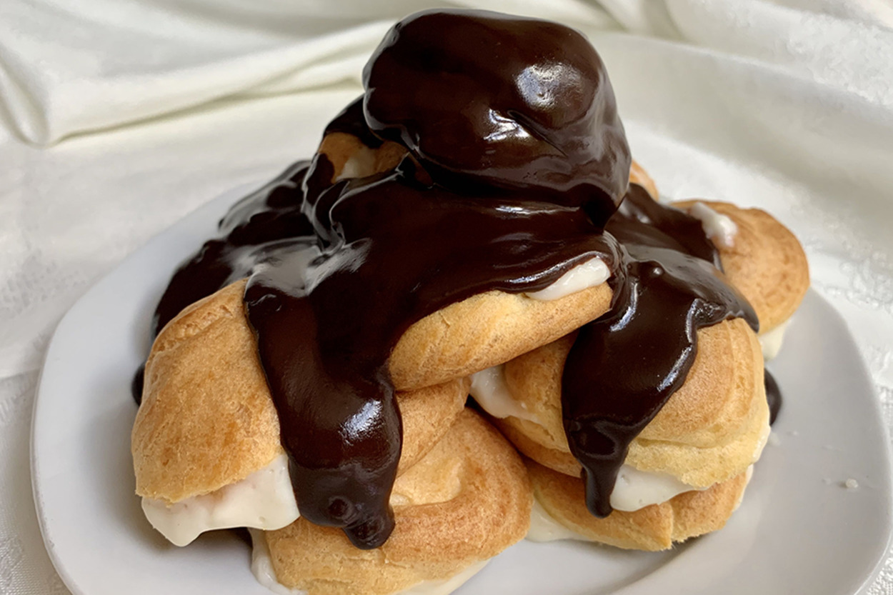 Enfes Dokusuyla: Çikolata Soslu Profiterol
