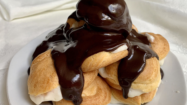 Enfes Dokusuyla: Çikolata Soslu Profiterol