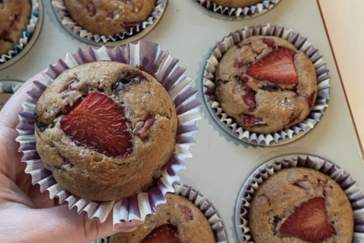 Islak Dokulu: Çilekli Muzlu Fit Muffin