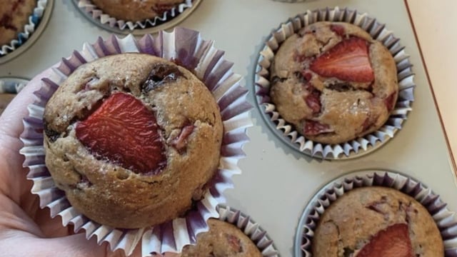 Islak Dokulu: Çilekli Muzlu Fit Muffin