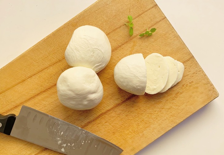 Adım Adım Anlatımı ve Püf Noktalarıyla: Evde Mozzarella Nasıl Yapılır?