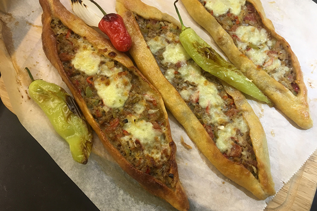 Az Maya Çok Lezzet: Kıymalı Kaşarlı Pide