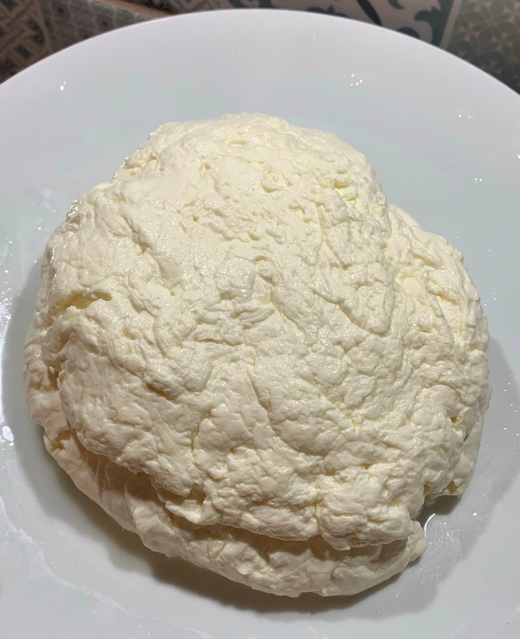 Adım Adım Anlatımı ve Püf Noktalarıyla: Evde Mozzarella Nasıl Yapılır?