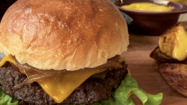 Puf Ekmeğiyle: Ev Yapımı Hamburger