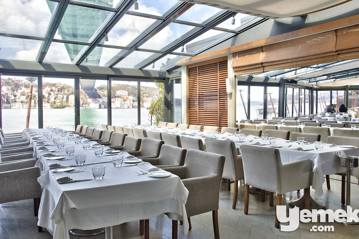 Lacivert Restaurant: Boğaz'a Karşı Bir Yemek Şarkısı
