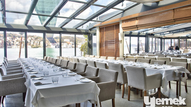 Lacivert Restaurant: Boğaz'a Karşı Bir Yemek Şarkısı