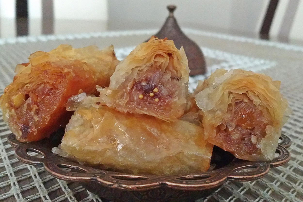 Lokmalık Lezzet: Yemişli Samsa Tatlısı
