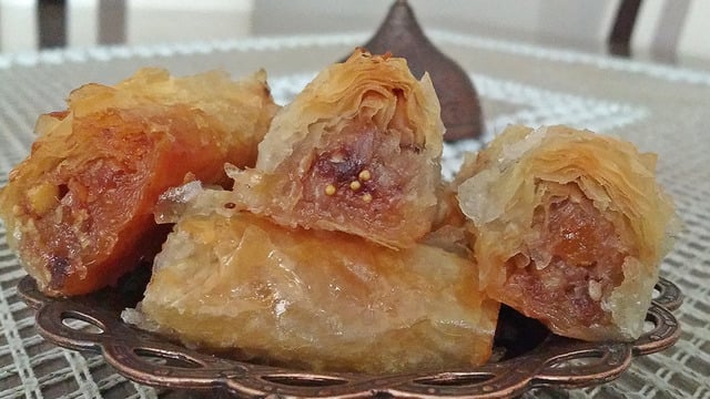 Lokmalık Lezzet: Yemişli Samsa Tatlısı