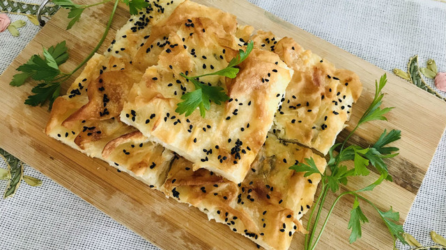 Evdeki Malzemelerle: Karışık Soslu Börek