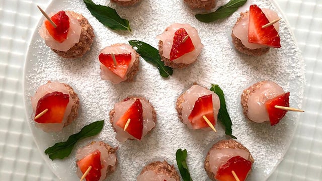 Tatlı Atıştırmalıklar: Limon Soslu Çilek Topları
