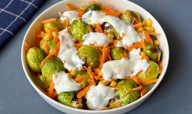 Yoğurt Soslu: Brüksel Lahanası Salatası 