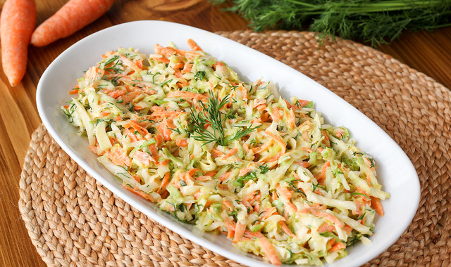 Enfes Sosuyla: Havuçlu Lahana Salatası