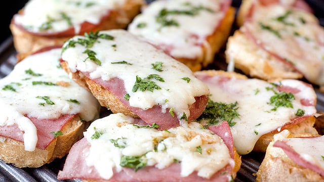 Kıtır Kıtır Kıtırdayan: Jambonlu Ekmek Dilimleri