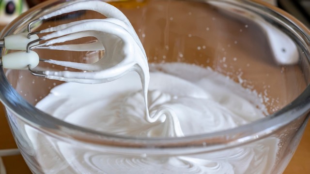 Kabaran Tariflerin Sırrı: Yumurta Beyazı Nasıl Çırpılır? Çırpılınca Neden Katılaşır?