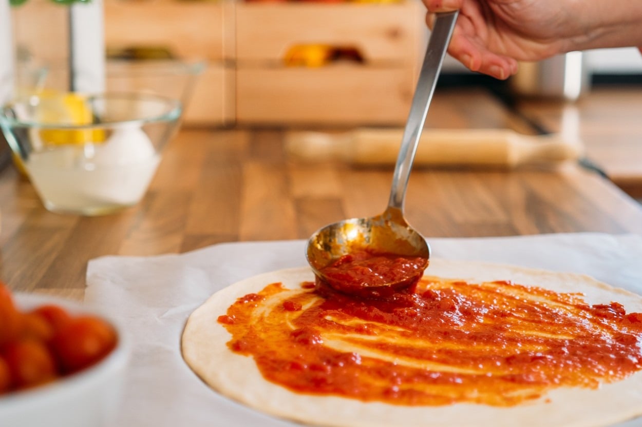 En İyi Kıvamıyla, Püf Noktalarıyla: En Pratik Pizza Sosu Nasıl Yapılır?
