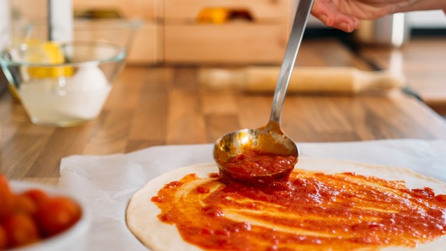 En İyi Kıvamıyla, Püf Noktalarıyla: En Pratik Pizza Sosu Nasıl Yapılır?