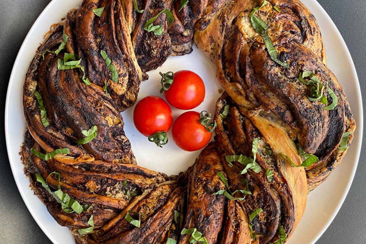 Şık Görünümüyle: Rokforlu ve Zeytin Ezmeli Ekmek