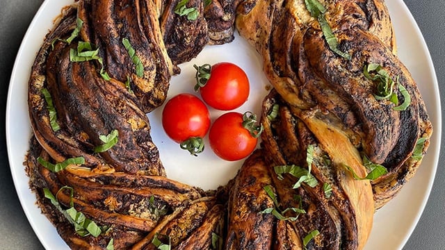 Şık Görünümüyle: Rokforlu ve Zeytin Ezmeli Ekmek