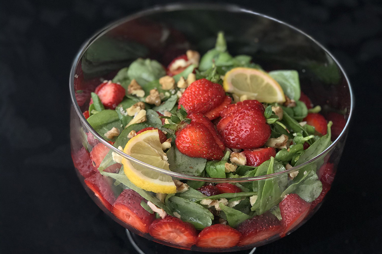 Harika Uyum: Çilekli Semizotu Salatası