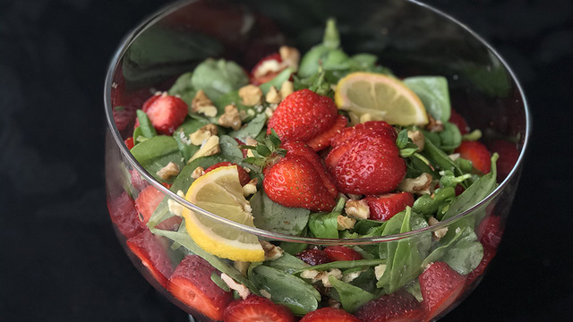 Harika Uyum: Çilekli Semizotu Salatası