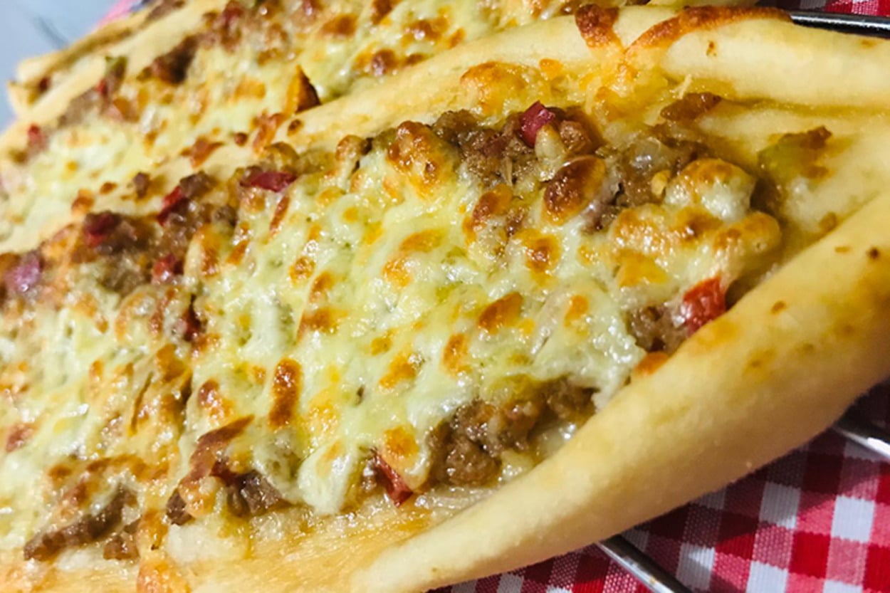 Sofraların Baş Tacı: Kaşarlı Kıymalı Pide