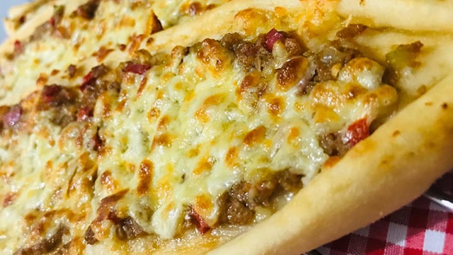 Sofraların Baş Tacı: Kaşarlı Kıymalı Pide