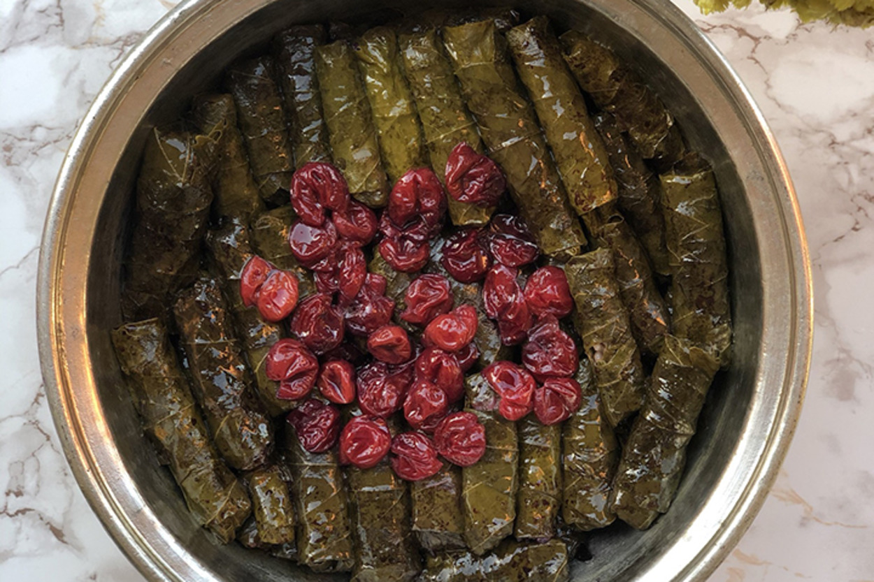 Hem Ekşi Hem Tatlı: Zeytinyağlı Vişneli Yaprak Sarma