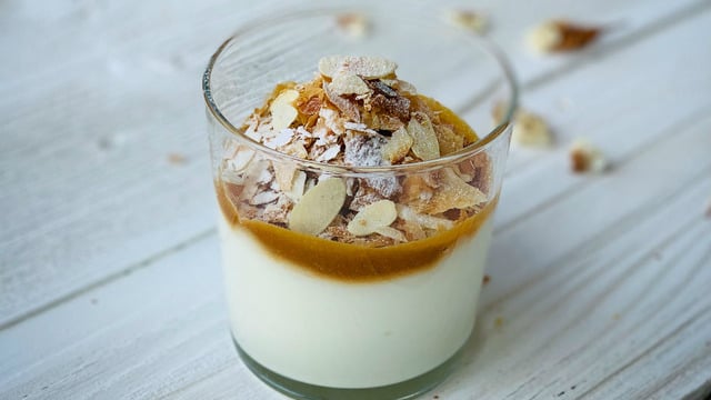 Her Katında Ayrı Lezzet: Karamel Soslu Milföy Kırıntılı Muhallebi