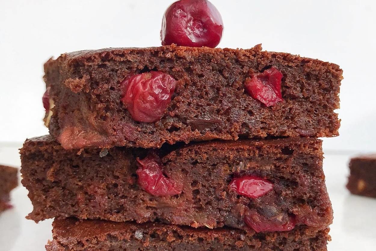 İçi Hafif Islak: Şekersiz Vişneli Brownie