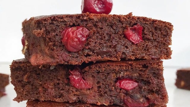 İçi Hafif Islak: Şekersiz Vişneli Brownie